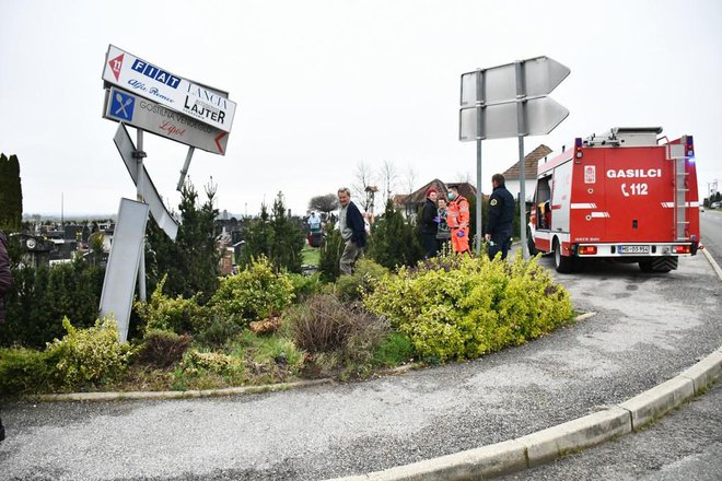 Sedaj bo treba popravljati vozilo in poškodovane spomenike. FOTO: Oste Bakal
