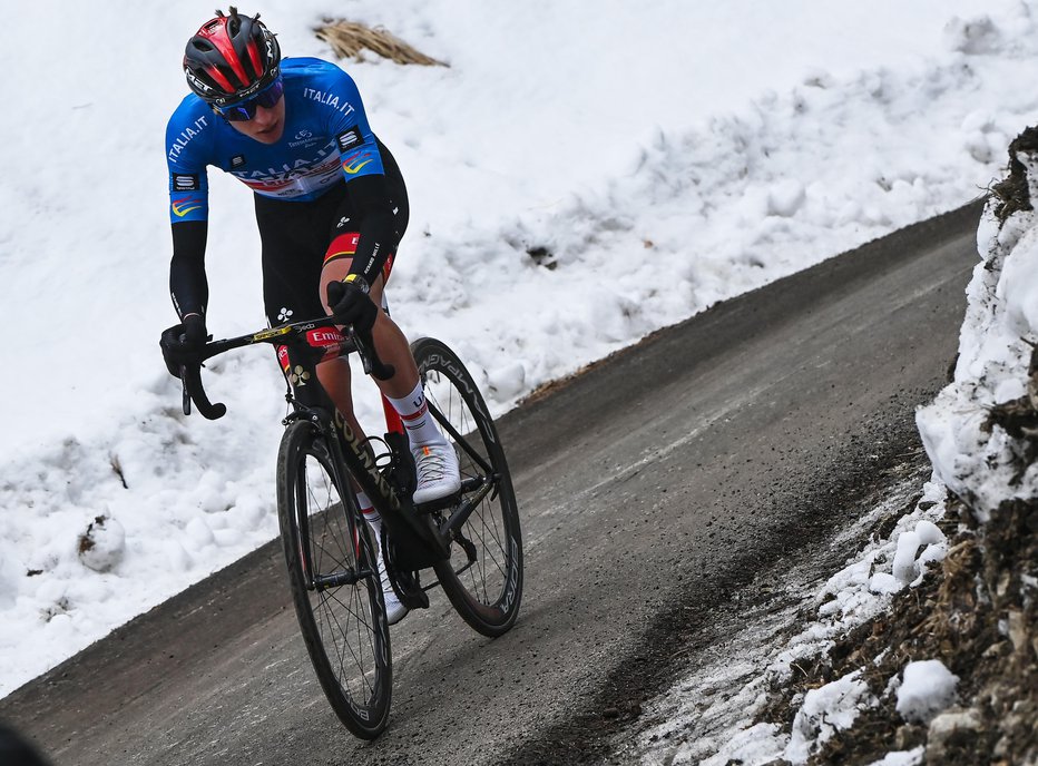 Fotografija: Tadej Pogačar je že na dirki Tirreno–Adriatico pokazal, da mu ustrezajo zimske razmere. FOTO: Fabio Ferrari/LaPresse
