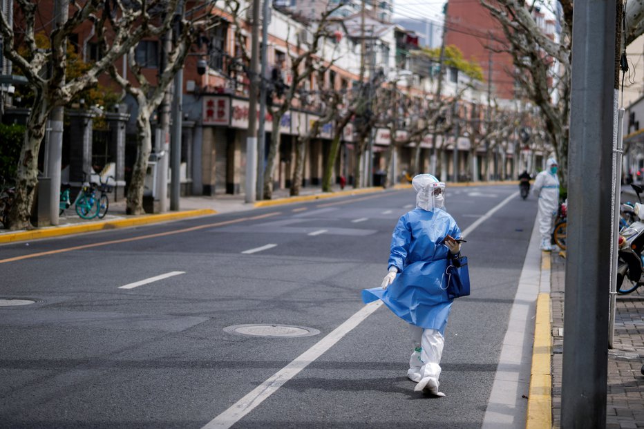 Fotografija: Ulice v Šanghaju so prazne. FOTO: Aly Song/Reuters
