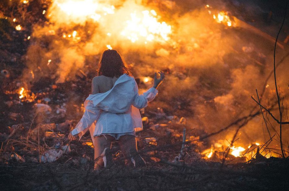 Fotografija: Ženska v požaru