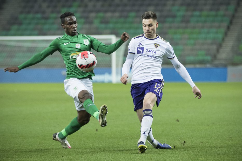 Fotografija: Mariborov Gregor Sikošek in Eric Boakye iz Olimpije bosta v soboto še četrtič in zadnjič v tej sezoni bila ligaško bitko. FOTO: Jure Eržen
