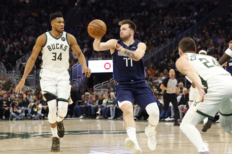 Fotografija: Luka Dončić (77) je bil neulovljiv tudi za Giannisa Antetokounmpa. FOTO: Jeff Hanisch/USA Today Sports
