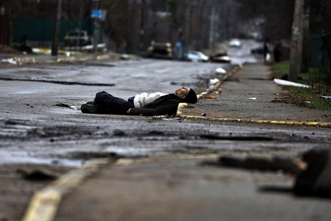 Mrtvi civilisti na ulici v Buči. FOTO: Zohra Bensemra, Reuters
