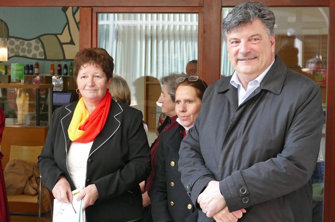 Z leve: predsednica Društva podeželskih žena Sončnica Tatjana Novljan, direktorica grosupeljske knjižnice Urška Emeršič in župan Peter Verlič
