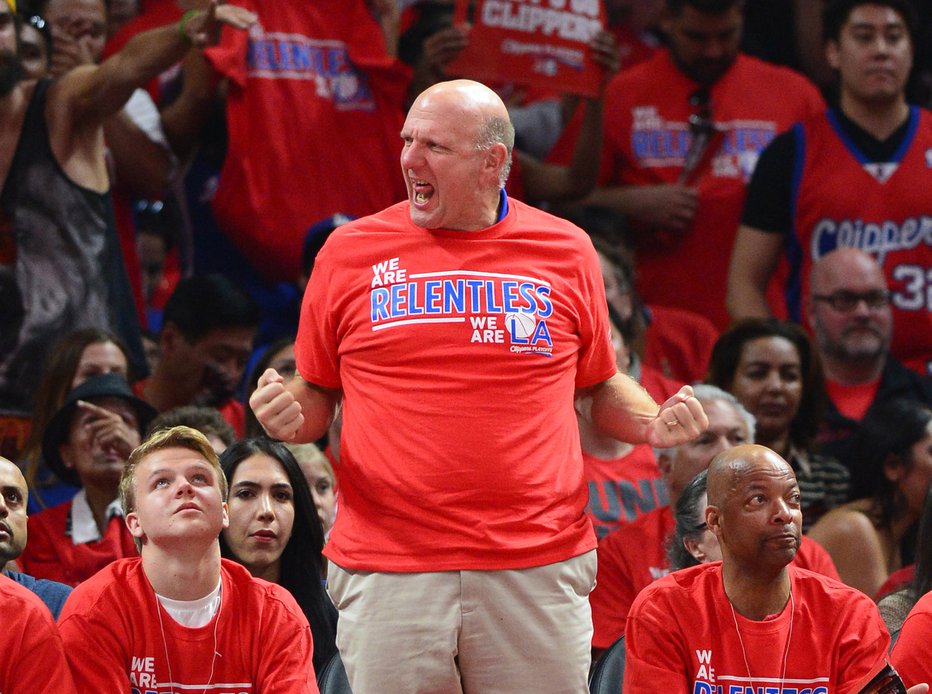 Fotografija: Odkar je kupil Clipperse, Steve Ballmer odvečno energijo sprošča ob igrišču. FOTO: Usa Today Sports
