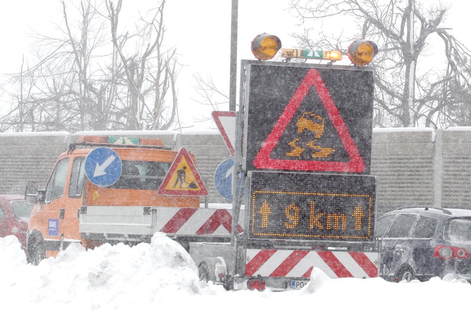 Fotografija: Na primorski avtocesti pričakujte snežne padavine (arhivska fotografija). FOTO: Ljubo Vukelič, Delo
