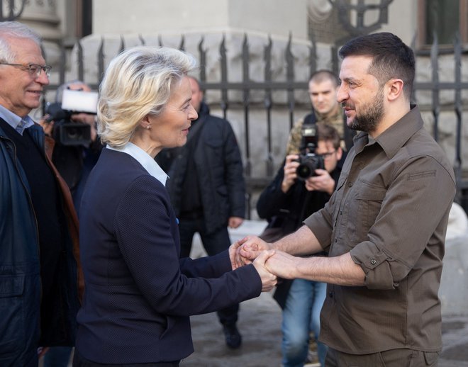 Volodimir Zelenski in Ursula von der Leyen. FOTO: Ukrainian Presidential Press Ser, Reuters
