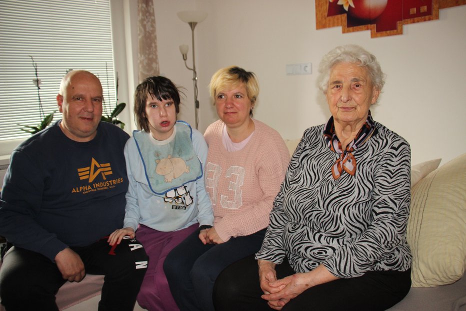 Fotografija: Martin, Tia, Nataša in mama Rozalija, starejša hčerka Nika je bila ob našem obisku v šoli. FOTO: Tanja Jakše Gazvoda
