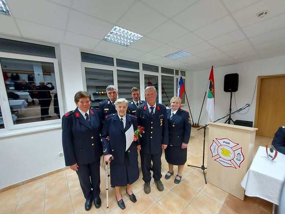 Fotografija: Gasilci so jubilejno značko izročili najstarejši članici Marjani Araus. FOTO: PGD TOPOLŠICA
