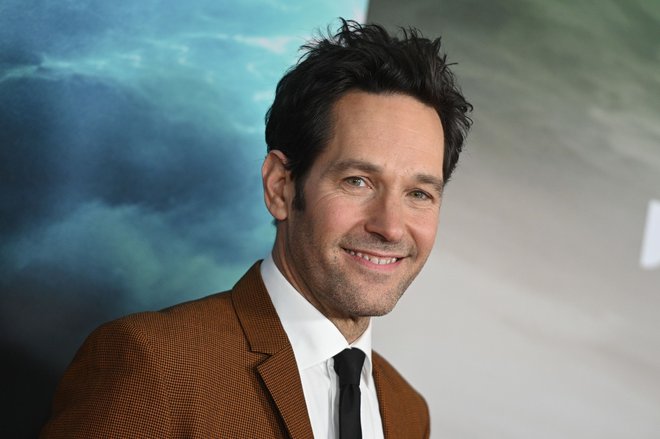 Paul Rudd

Neko dekle je zapisalo zgodbo o svoji mami, ki je delala v velikem podjetju in bila povabljena na pomembnejšo zabavo. S seboj bi vzela tudi hčerko, a je ta zbolela in ostala doma. Mama je na zabavi naletela na igralca Paula Rudda in ga prosila, naj pokliče njeno bolno hčerko, ki obožuje njegove filme. To je storil in se z njo pogovarjal kar nekaj časa. Deset let pozneje je ista mama naletela na istega igralca na koncertu Brucea Springsteena. Paul se je spomnil bolne hčerke in z mamo sta hitro skovala nov načrt ter jo spet poklicala. »Se že počutiš kaj bolje? Tvoja mama še kar sama žura?« je presenečeno dekle vprašal znani igralec.
