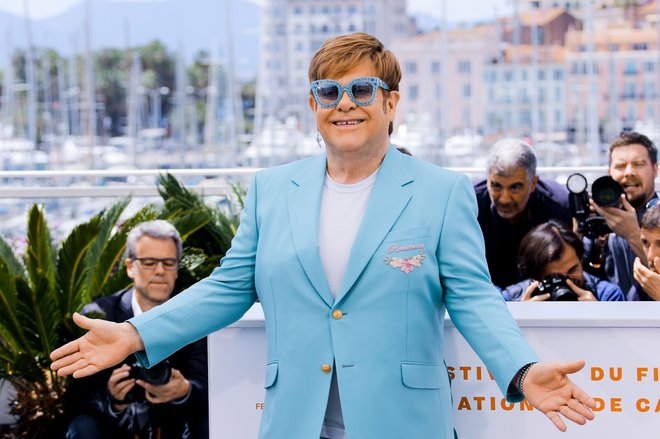 Elton John

V neki športni trgovini si je starejša gospa previdno ogledovala visokega temnopoltega moškega, ki je stal pri steni s športnimi čevlji. Zdel se ji je nekam znan, zato je pocukala za rokav drugega nakupovalca, ki si je ogledoval tekaške čevlje. »Ali veste, kdo je tale gospod? Tako znan se mi zdi? Je košarkar?« Moški jo je nekaj trenutkov z nasmeškom opazoval, potem pa le dejal: »Jaz sem Elton John in tole je moj telesni stražar.«
