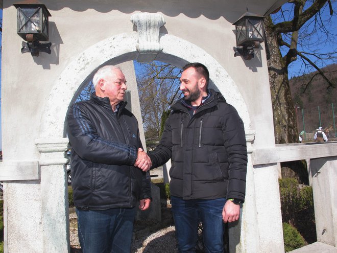 Župan Cerkelj na Gorenjskem Franc Čebulj in župan občine Medulin Ivan Kirac pri spomeniku skladatelja Davorina Jenka
