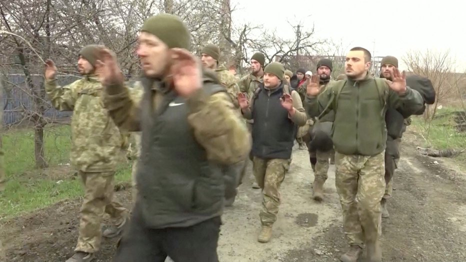 Fotografija: Rusija trdi, da so se ukrajinski vojaki v Mariupolu predali. FOTO: Rurtr/Reuters
