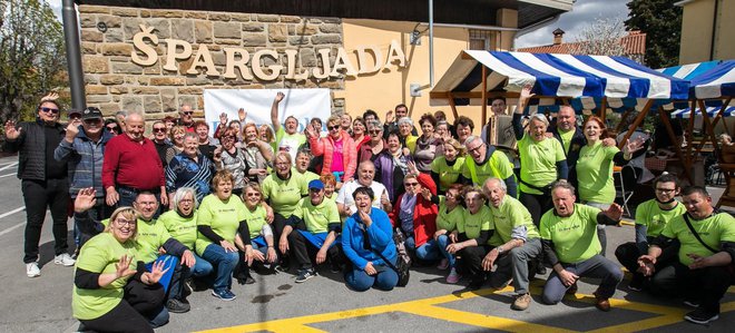 Člani društva Dobra volja s Škofij in istoimenskega društva iz Vojnika, s katerimi so se tudi pobratili, so se prvič zbrali na Špargljadi. FOTOGRAFIJE: Alan Radin
