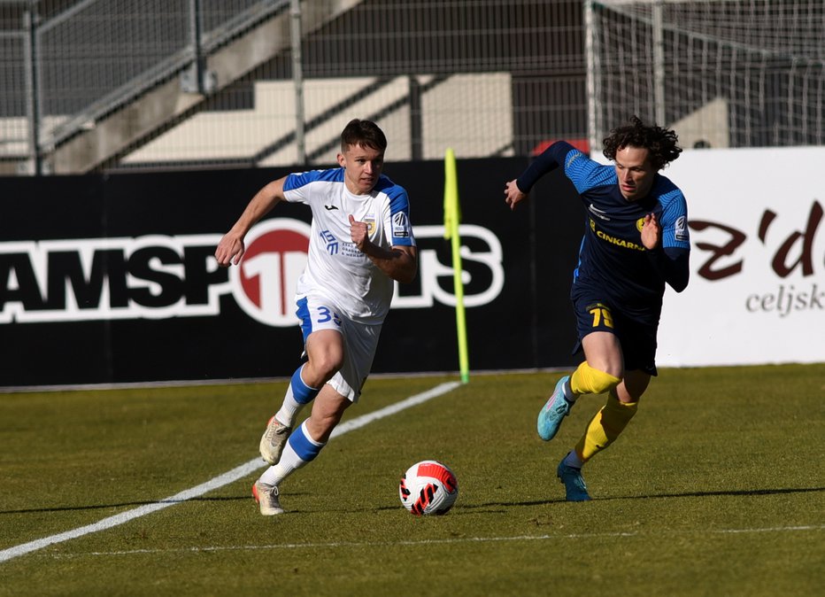 Fotografija: Tjaš Begić, desno, se bo jutri potegoval za finale, njegov domžalski vrstnik Mitja Ilenič že danes. FOTO: Lado Vavpetič/NK Domžale
