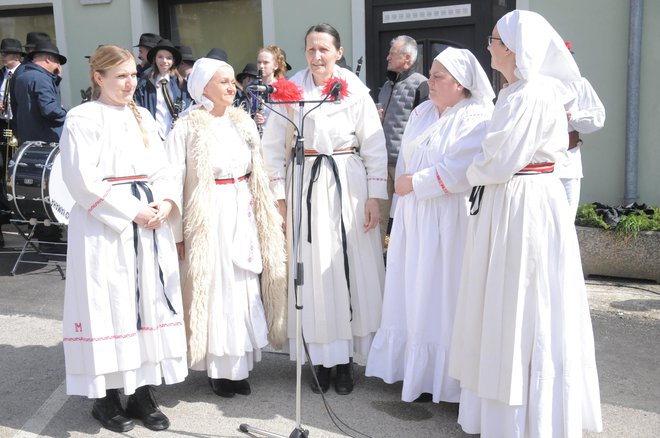 Zapele so Kresnice iz Adlešičev.
