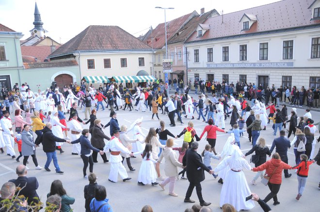 Na koncu so v kolo potegnili tudi gledalce. FOTOGRAFIJE: Rudi Vlašič
