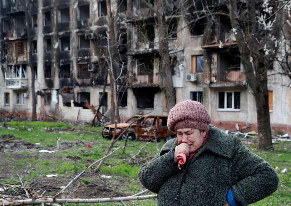 Fotografija: V bedi čakajo na evakuacijo v uničenem Mariupolu. FOTO: Alexander Ermochenko/Reuters
