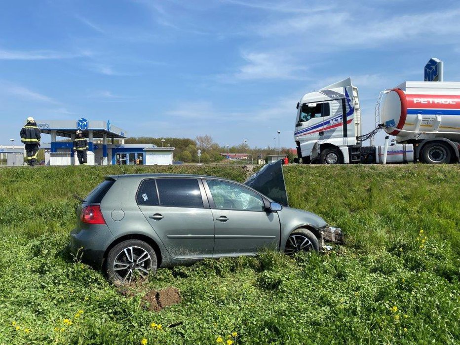 Fotografija: Osebni avtomobil je odletel na bližnjo njivo. FOTO: Oste Bakal
