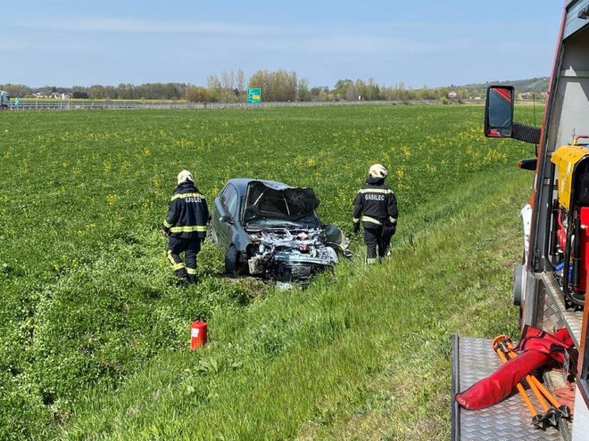 Osebni avtomobil je odletel na bližnjo njivo. FOTO: Oste Bakal
