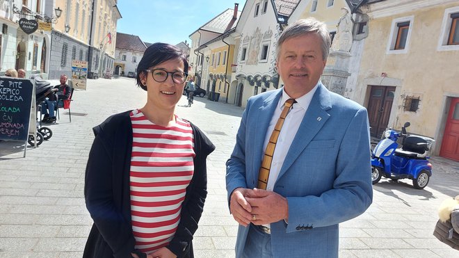 Kaja Beton iz radovljiškega zavoda za turizem in Ciril Globočnik, radovljiški župan. FOTO: Špela Ankele
