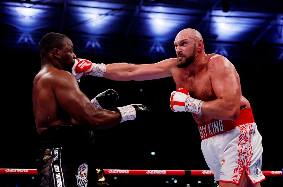 Fotografija: Tyson Fury (desno) je v šesti rundi prisilil k vdaji Dilliana Whyta. FOTOgrafiji: Andrew Couldridge/Reuters
