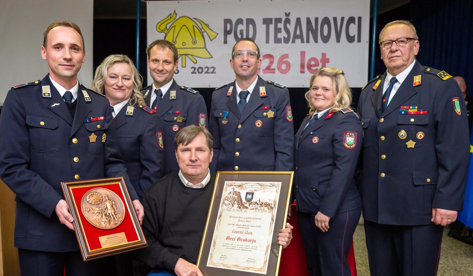 Fotografija: Geza Grabar je ponosen na plaketo častnega člana PGD Višnja Gora. FOTO: Jože Žerdin
