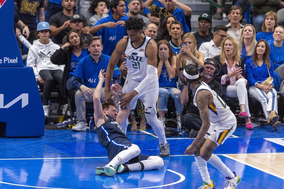 Fotografija: Takole je Hassan Whiteside (št. 21) zrušil Luko Dončića. FOTO: Jerome Miron/Usa Today Sports
