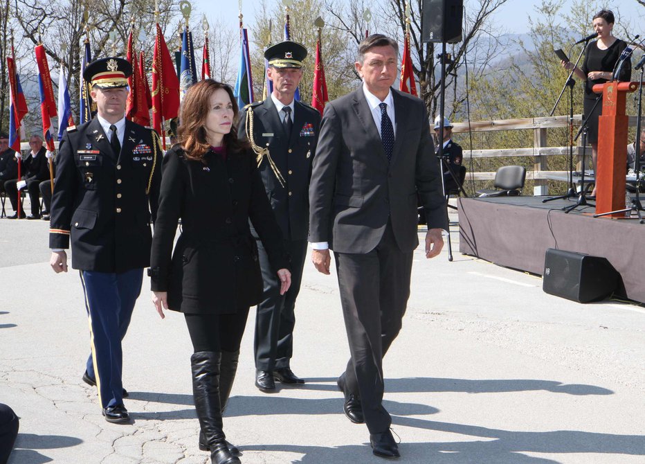 Fotografija: Ob dnevu slovensko-ameriškega prijateljstva in ob 30. obletnici vzpostavitve diplomatskih odnosov med Slovenijo in ZDA sta se slovenski predsednik Borut Pahor in veleposlanica ZDA Jamie Lindler Harpootlian v Andražu nad Polzelo poklonila osmim članom posadke ameriškega bombnika B-17. Ameriška veleposlanica se je zahvalila domačinom, da so pokopali mrtve in pomagali preživelima.
