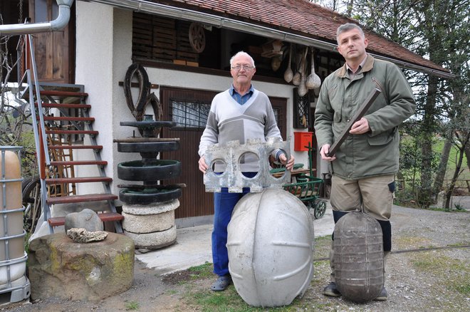 Igor Verdev s svojim očetom in deli strmoglavljenega letala Foto: Darko Naraglav
