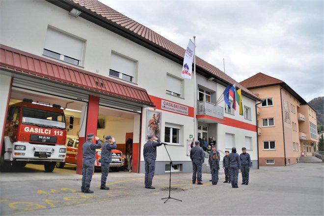 Gasilski dom osrednjega PGD Prebold na dan izobešanja olimpijske zastave
