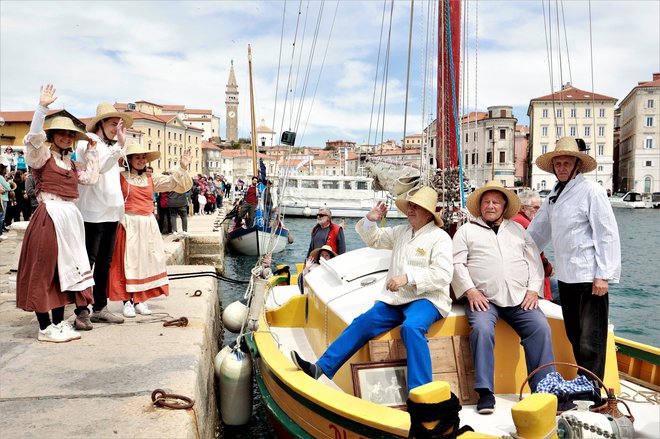 Solinarska družina pred odplutjem FOTO: Jadran Rusjan
