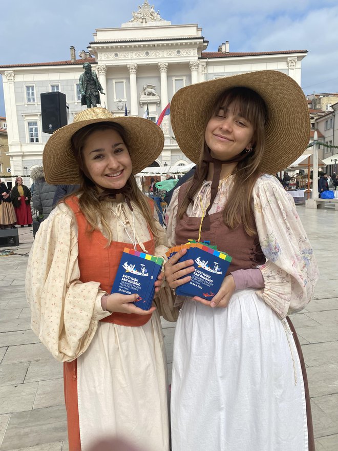 18-letni Izolanki Nina in Žana, preoblečeni v solinarki FOTO: Moni Černe
