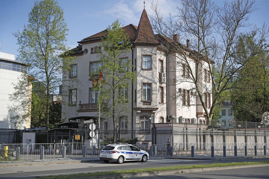 Fotografija: Poslopje veleposlaništva Rusije v Ljubljani je verjetno najbolje varovano rusko diplomatsko predstavništvo v kateri koli evropski državi, poroča Delo. FOTO: Leon Vidic, Delo
