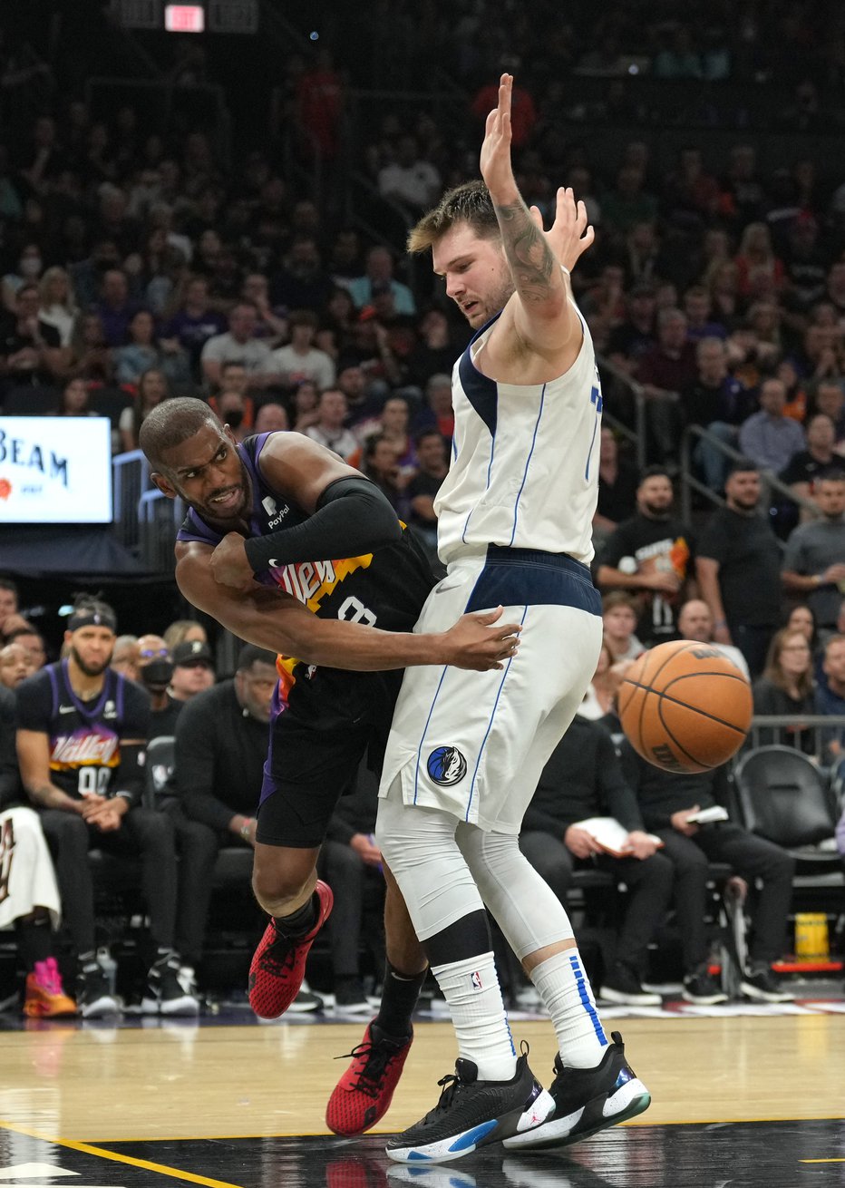 Fotografija: Luka Dončić je moral še enkrat čestitati Chrisu Paulu (levo), ki bo v petek dopolnil že 37 let. FOTO: Joe Camporeale/USA Today Sports
