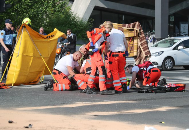 Posredovalci se trudijo obdržati čim več življenj. FOTO: Dejan Javornik
