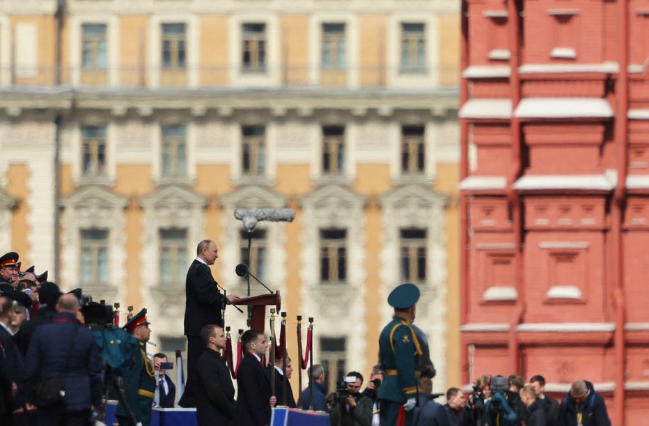 Fotografija: Vladimir Putin je stopil pred množico. FOTO: Evgenia Novozhenina, Reuters
