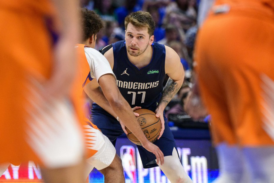 Fotografija: Luka Dončić je spretno iskal poti do obroča med oranžnimi ovirami. FOTO: Jerome Miron/USA Today Sports

