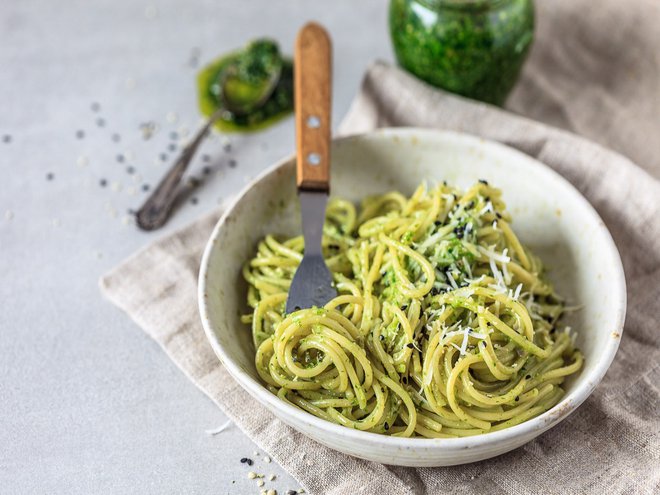 špageti, čemažev pesto, špageti s čemažem