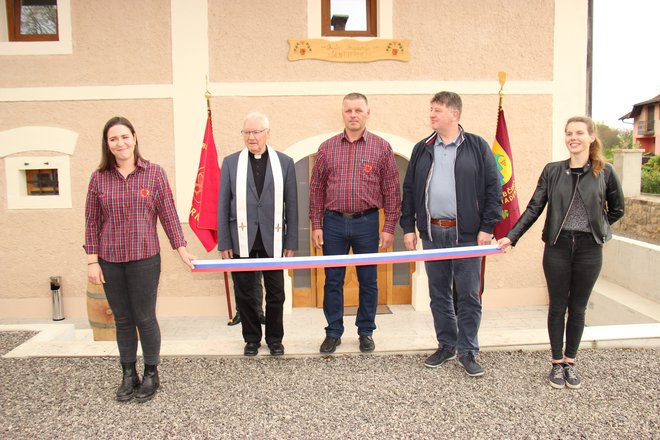 Ob tej priložnosti so trak prerezali župnik Anton Trpin, predsednik vinogradnikov Jurij Krštinc in župan Jože Simončič.
