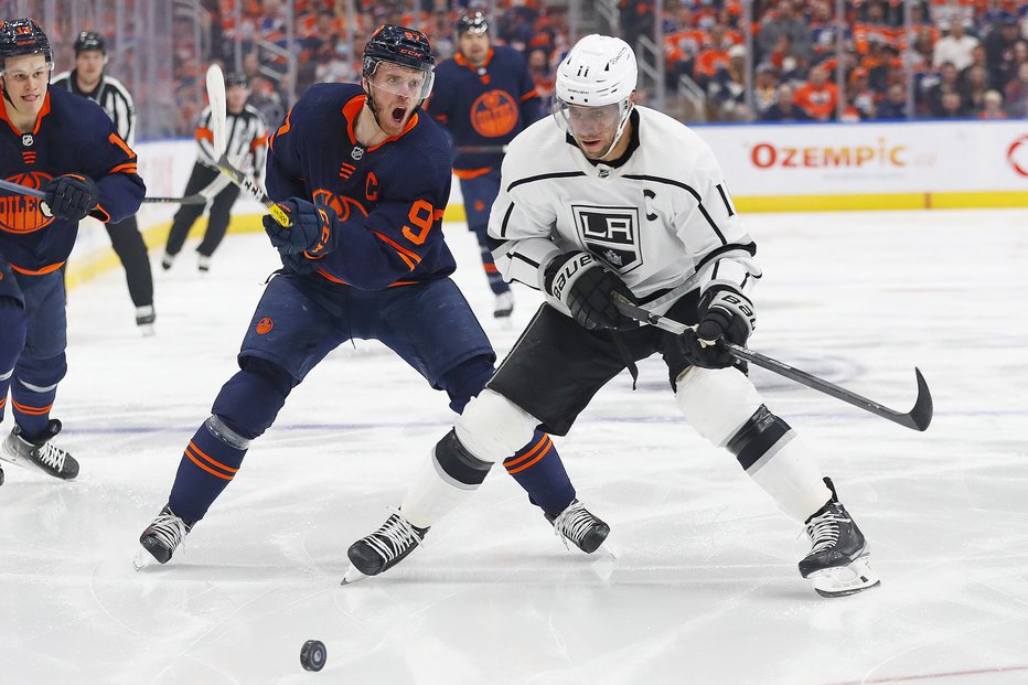 Fotografija: Anže Kopitar (desno, ovira ga najboljši strelec rednega dela prvenstva Connor McDavid) igra vidno vlogo na ledu. FOTO: Perry Nelson/Usa Today Sports
