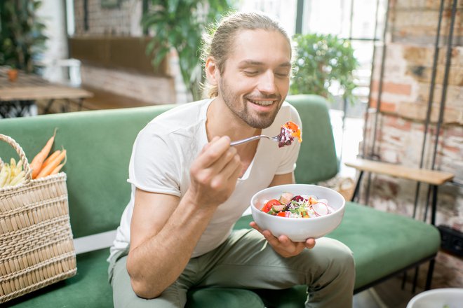 Tudi pravilna prehrana lahko pomaga skrbeti za zdravje. FOTO: Rosshelen/Getty Images
