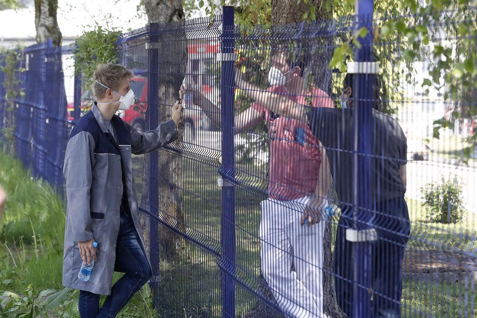 Fotografija: Ljudje so na ulicah z maskami. FOTO: Leon Vidic, Delo
