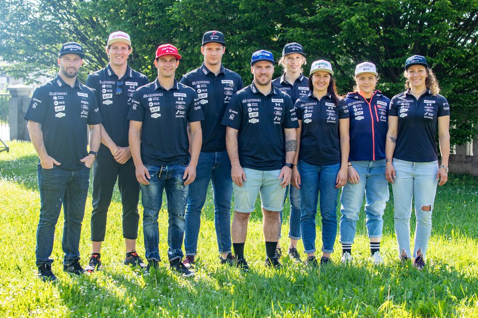 Fotografija: Slovenski reprezentanti še brez smučk, a s pogledom od daleč že uprtim k prvim snežnim radostim. FOTO: Voranc Vogel
