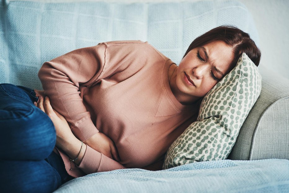 Fotografija: Mnoge se vsak mesec spopadajo z nadležnimi krči. FOTO: Peopleimages, Getty Images, Istockphoto
