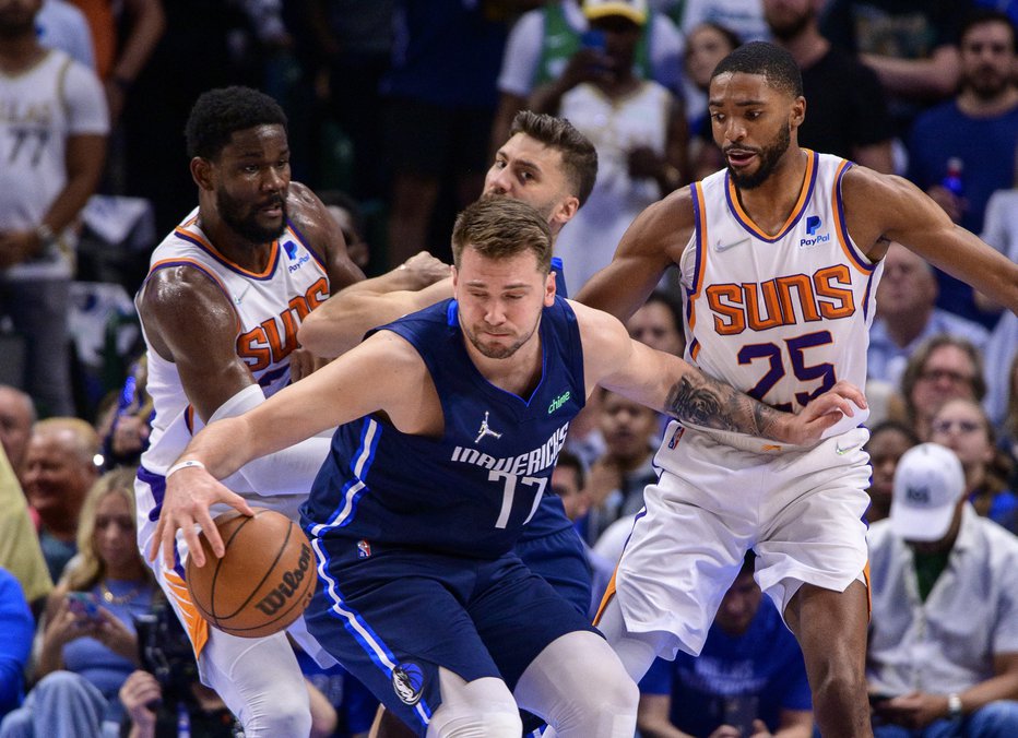 Fotografija: Naloga opravljena: Luka Dončić je bil pretrd oreh za Deandreja Aytona (levo) in Mikala Bridgesa (25). FOTO: Jerome Miron/USA Today Sports
