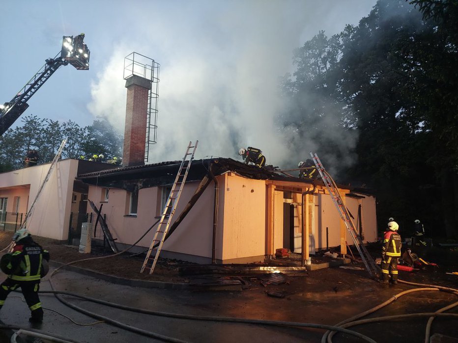 Fotografija: Zagorelo je v starem delu vrtca. FOTO: Pgd Brezje
