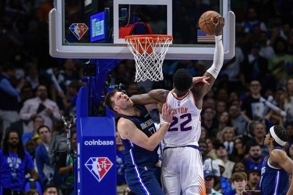 Fotografija: Luka Dončič in Deandre Ayton. FOTO: Jerome Miron Usa Today Sports
