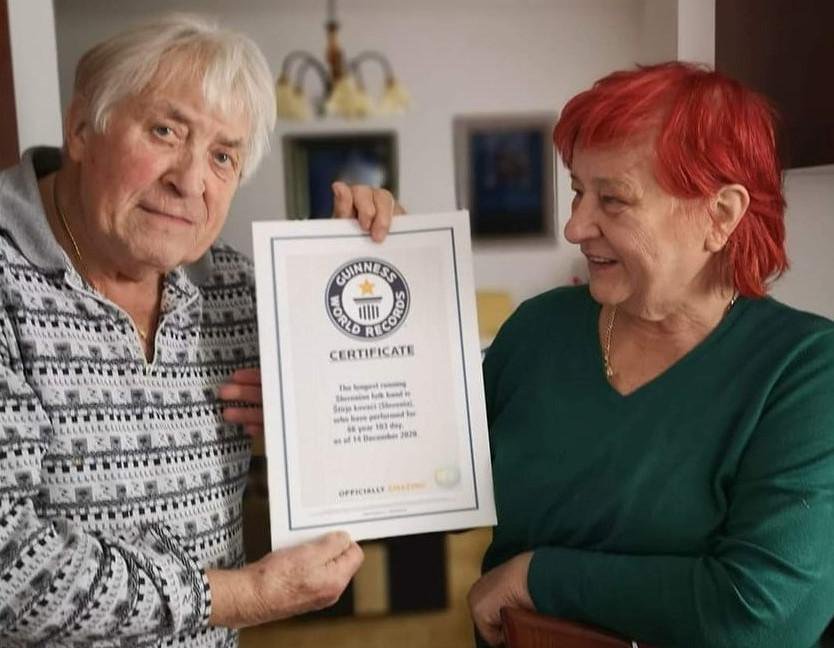 Fotografija: Franc in Hermina Šegovc s certifikatom Guinnessove knjige rekordov, v kateri so Štirje kovači vpisani kot uradno najstarejši ansambel pri nas. FOTO: Osebni Arhiv
