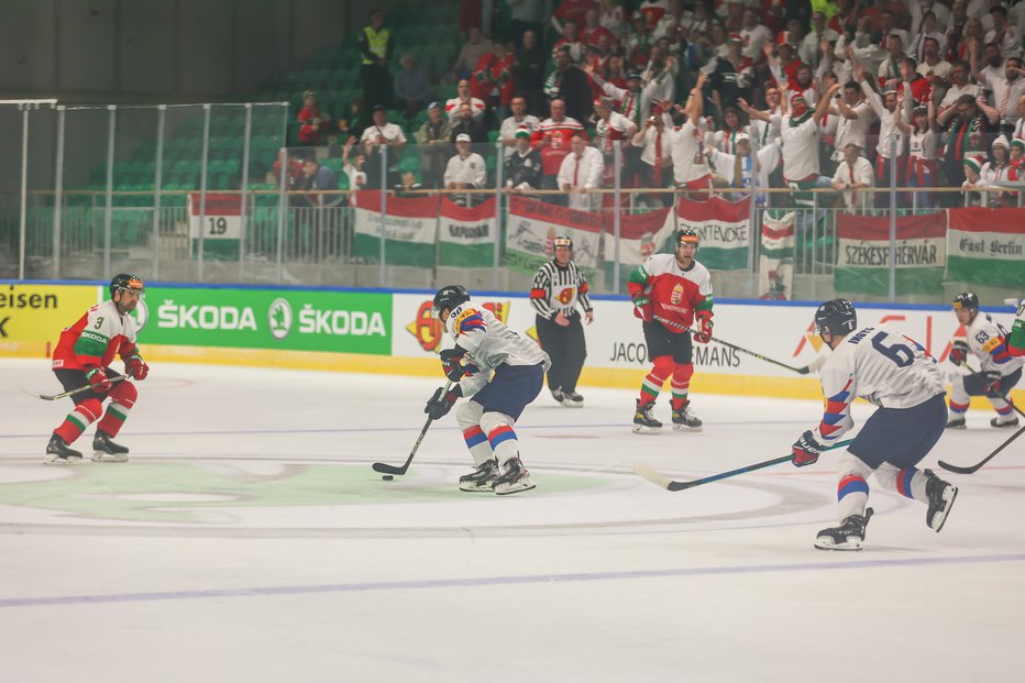 Fotografija: Madžari so nedavno v Tivoliju uživali v podpori številnih privržencev, zdaj se jim je zataknilo doma glede želje po prirejanju SP. FOTO: Črt Piksi
